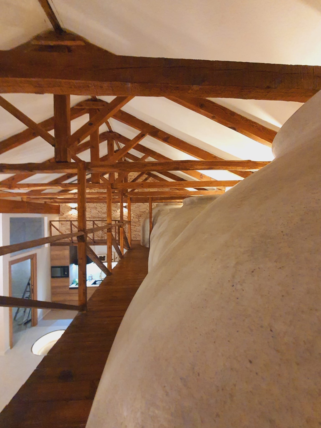 Pasarela de madera junto a las antiguas tinajas de la bodega